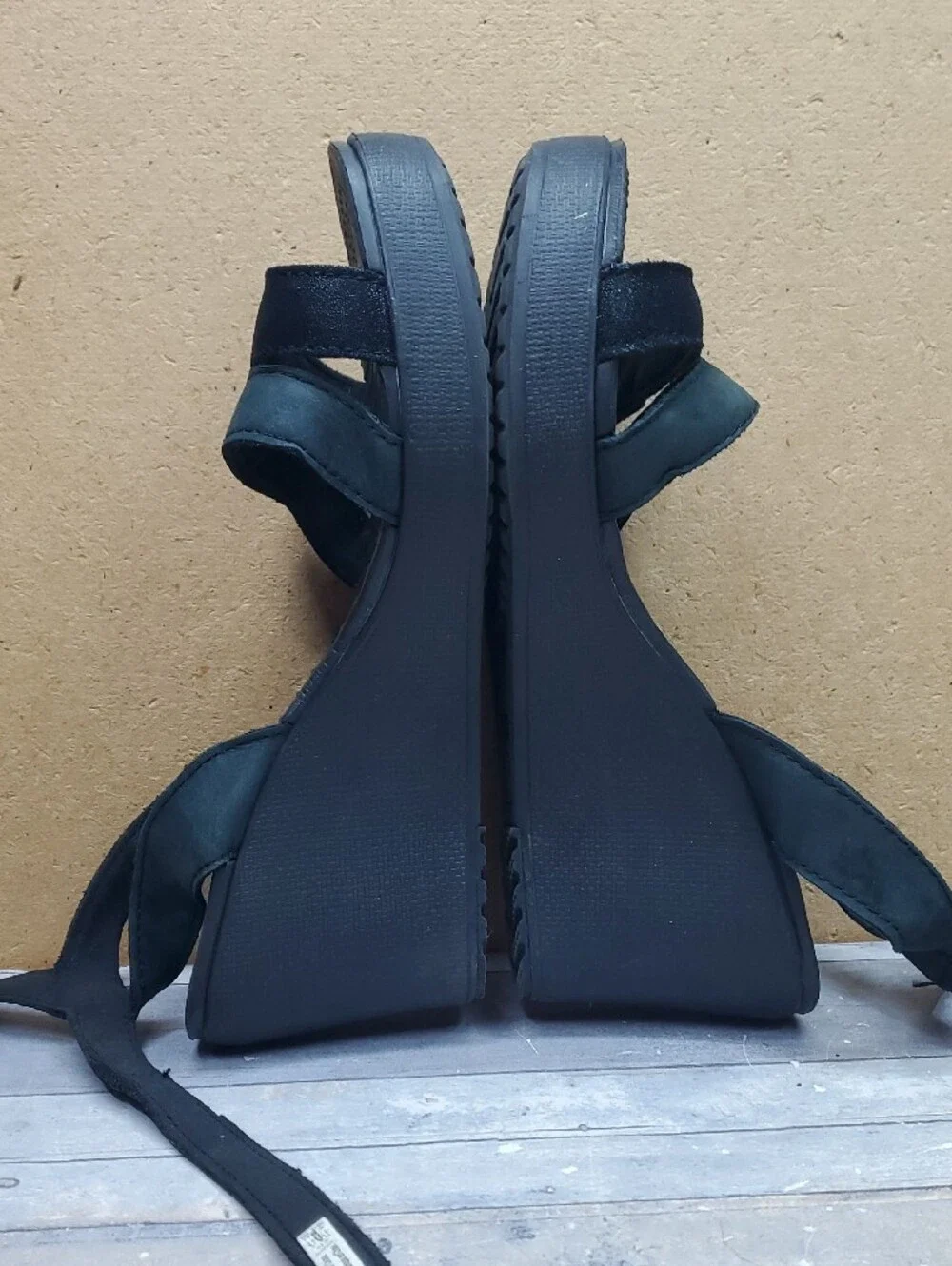 CROCS Women's Leigh II Black and Dark Green Cross Strap Ankle Wedge Size W 10